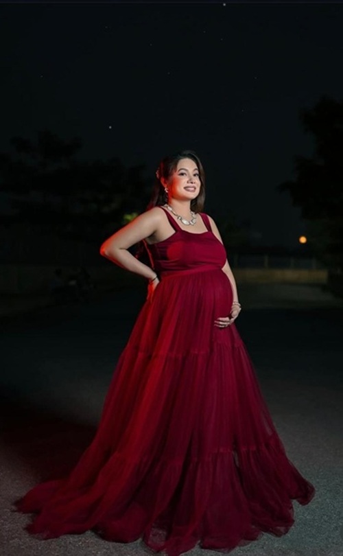 Book Beautiful Maternity Gowns on Rent
