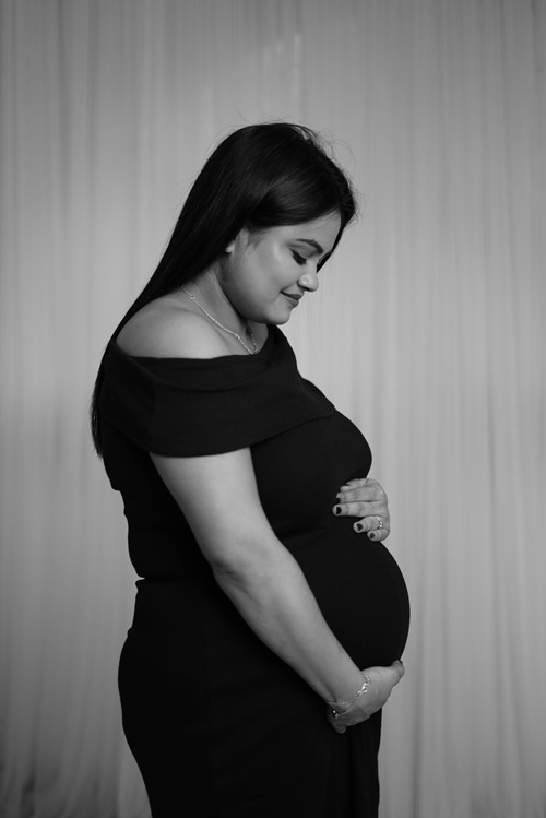 Classy Maternity Photoshoot – Elegance, Emotion & Everlasting Memories