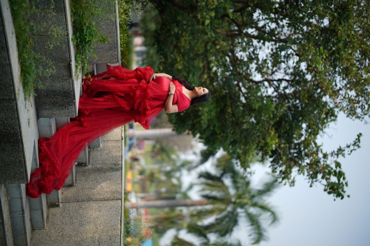 “Beautiful Maternity Shoot Dresses on Rent in Lucknow”