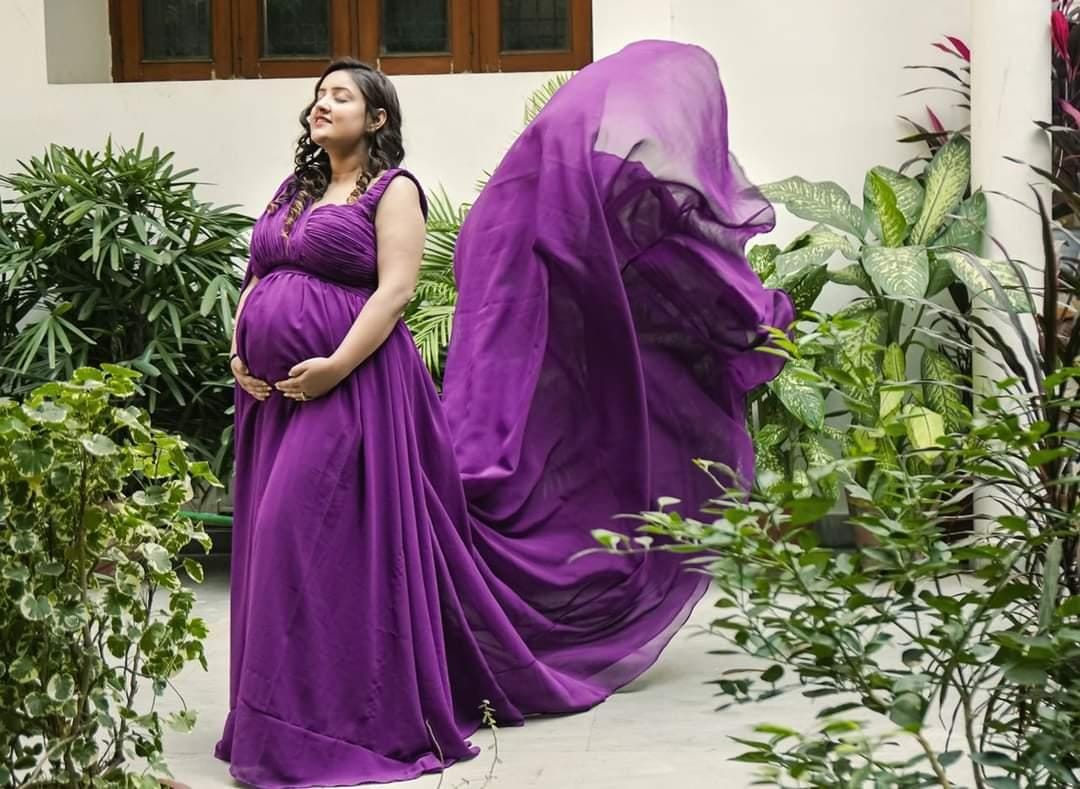 Indian maternity photo | Maternity shoot dresses, Green maternity dresses, Maternity  dresses for photoshoot