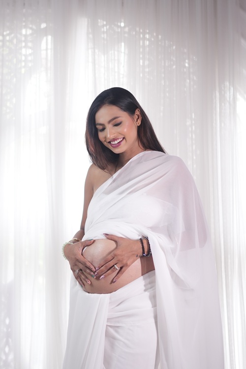 Aesthetic saree maternity photoshoot