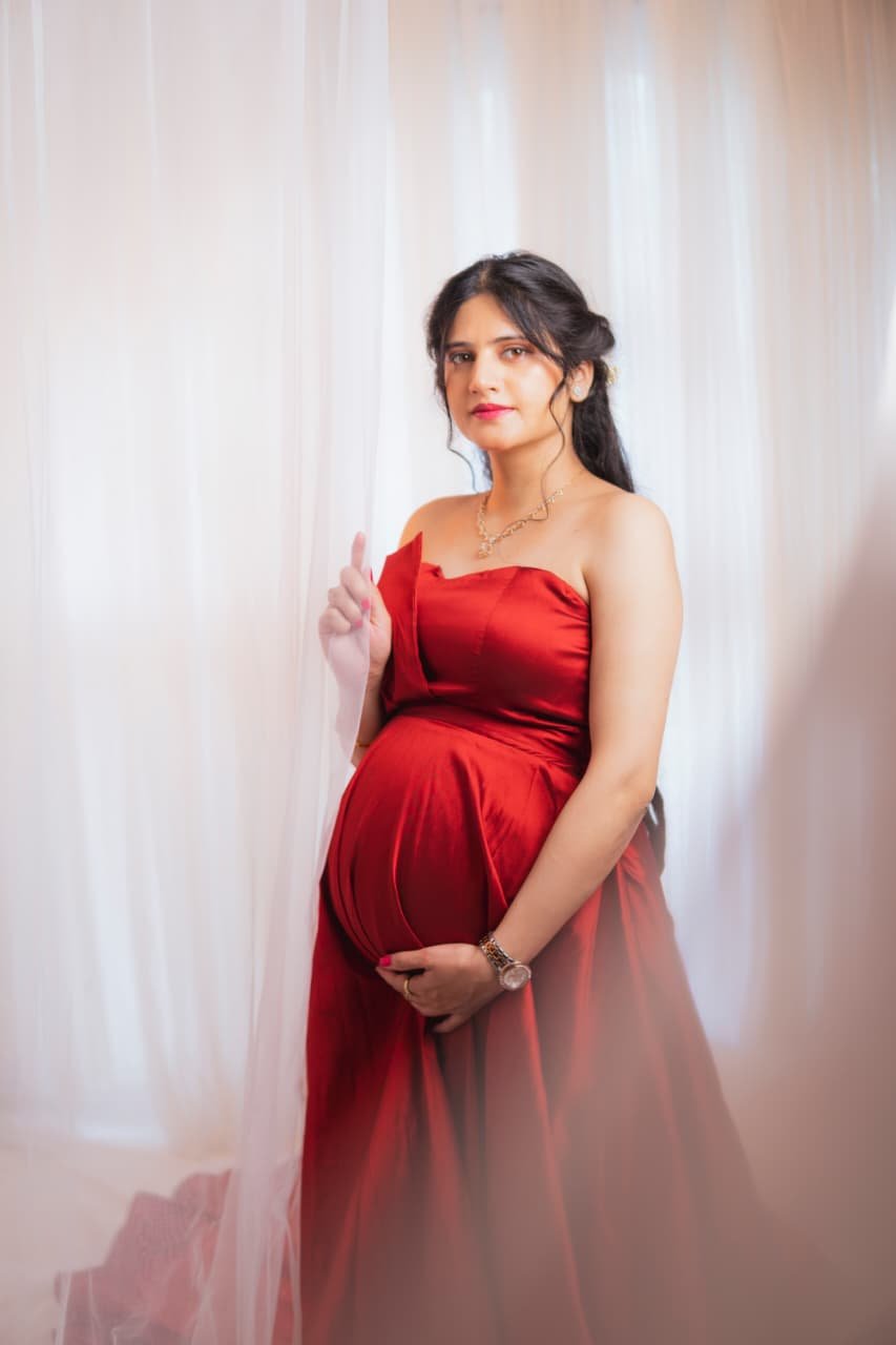 Book your premium indoor & outdoor maternity photoshoot